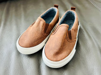 Old Navy  Baby Boy Size 5 Shoes (Brown Colour)