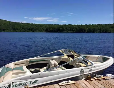 Voici un bateau Starcraft Open Deck, parfait pour profiter des journées ensoleillées sur l'eau. Ce b...