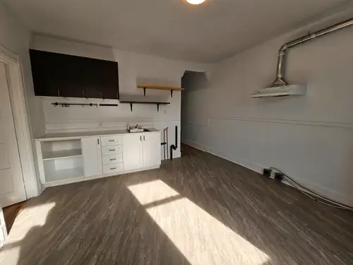 Available immediately. Newly renovated 4 1/2 apartment located on the 2nd floor. 1 living room conne...