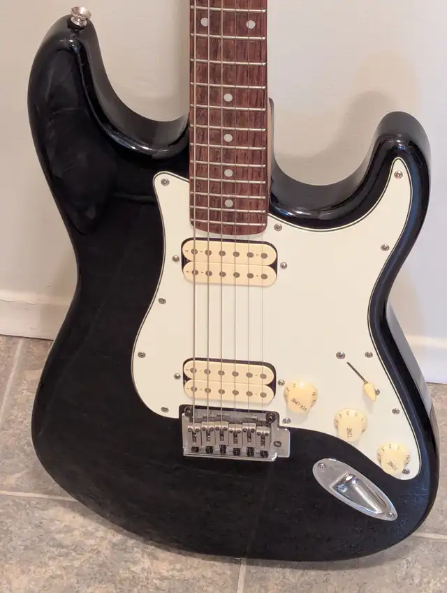 Electric Guitar Vintage 2005 Squier Stratocaster Standard Series in Guitars in Red Deer - Image 4