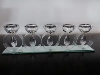 DÉCORATION DE TABLE EN CRISTAL Vente de succession. Très joli porte bougies avec anneaux et glands e...