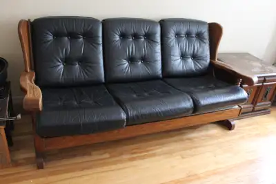 Meubles pour salon à donner. 3 Places (75" de large x 35" de haut x 36" de profond)...1 place (31" l...
