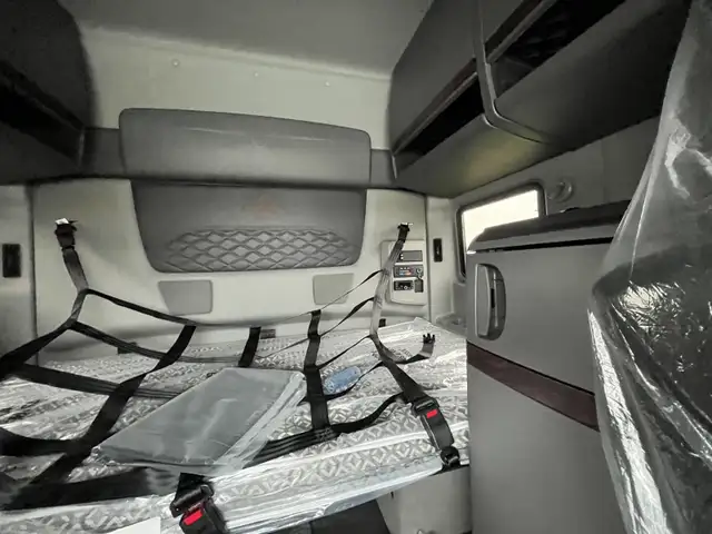 2025 International HX, Heavy Haul!! Cummins, Autoshift, 46's in Heavy Trucks in Saskatoon - Image 9