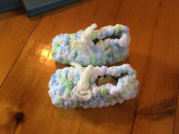 Pantoufle tricote pour enfant - Neuve!! Fait à la main
