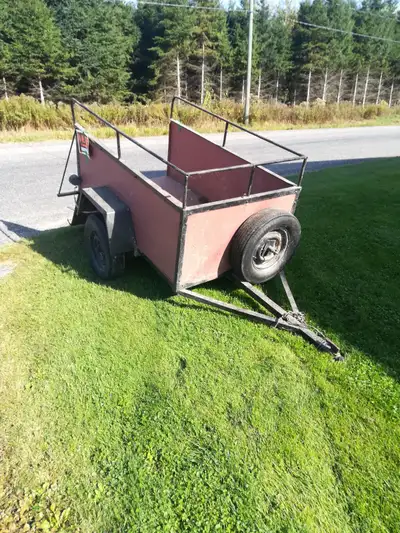 Remorque artisanale avec porte arrière dimension 40''X70'' et hauteur 24'' entreposé à l'intérieur,...