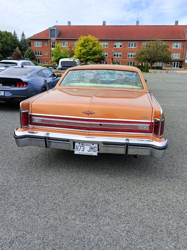 1977 LINCOLN CONTINENTAL TOWN CAR — photo 3