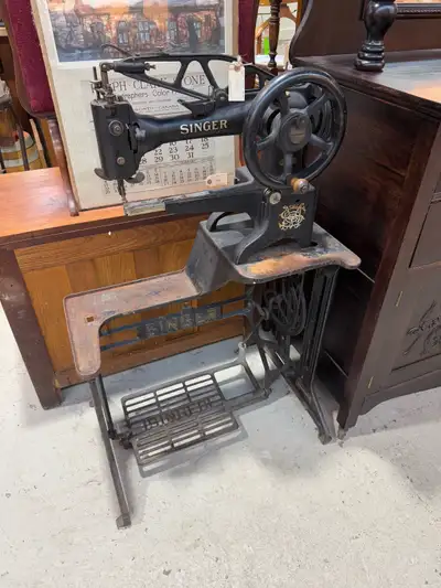 Beautiful old cast iron singer sewing machine for commercial or leather use. Appears to be in workin...