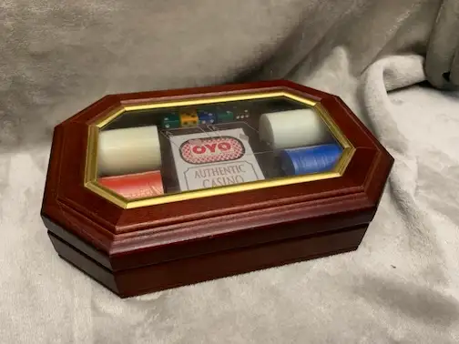 VINTAGE CLASSIC WOODEN CASE NEW IN BOX POKER CHIPS WITH CARDS AN in Arts & Collectibles in Mississauga / Peel Region - Image 2