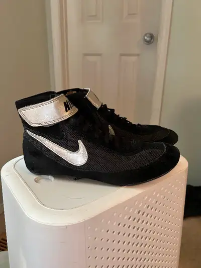Nike Men's Speedsweep VII Wrestling Shoes. Size 9.5 Lightly used, like new. Brand new $149 on Amazon...