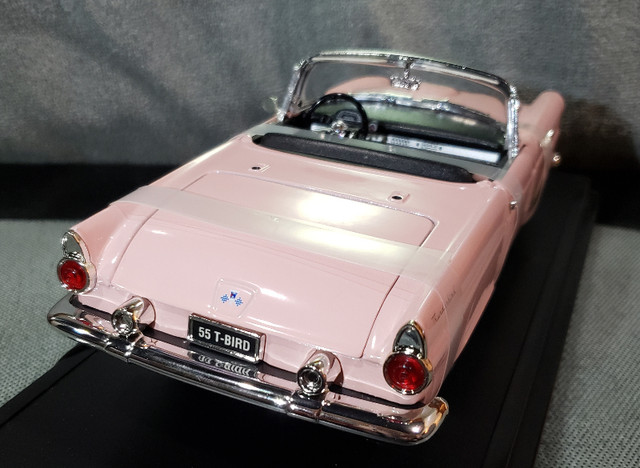 Road Signature Yat Ming 1955 Ford Thunderbird Pink 1:18 Die Cast in Arts & Collectibles in Sarnia - Image 4