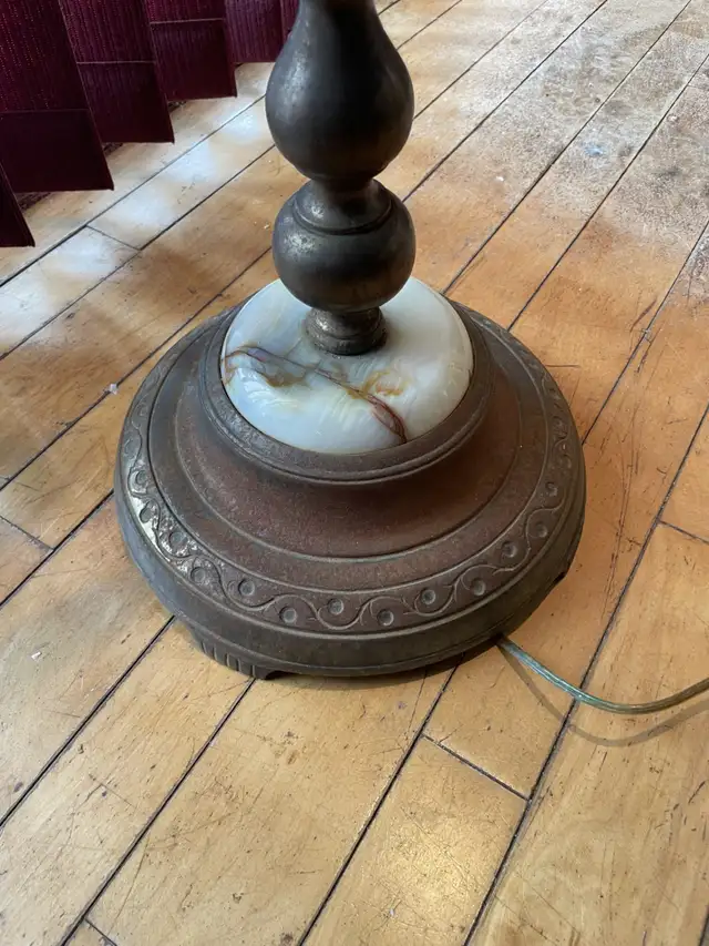 Vintage 5-Candelabra White Marble Base Floor Lamp in Indoor Lighting & Fans in City of Montréal - Image 4