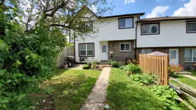 Beautiful 3 bedroom End-Unit Townhouse in Pioneer Park!