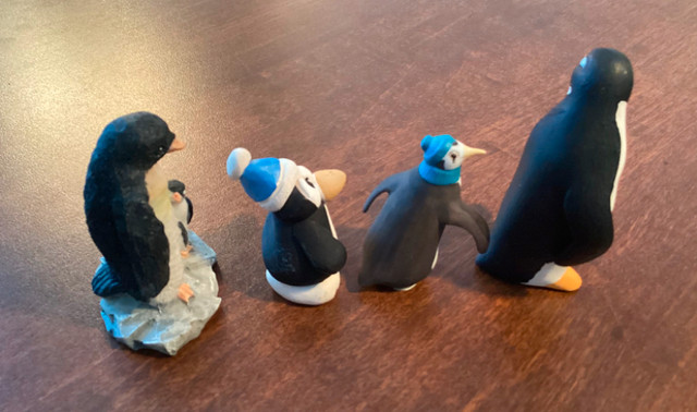 4 Adorable Hand Painted Small Penguin Figurines dans Art et objets de collection  à Ouest de l’Île - Image 2