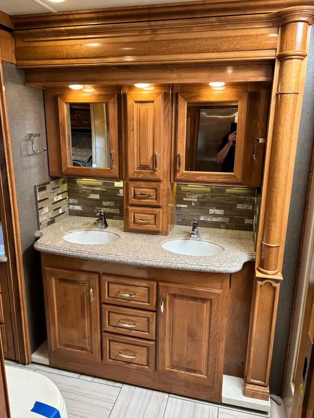 American Revolution 42P Diesel in RVs & Motorhomes in Fort McMurray - Image 11