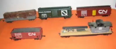 HO Model Train Rail Cars - Rolling Stock as Shown (5) in Bundle - Sold As Is and Seen. All with Whee...