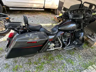 -2018 CVO street glide with stage 3 and full sac baffles and performance head pipe -Docking station...