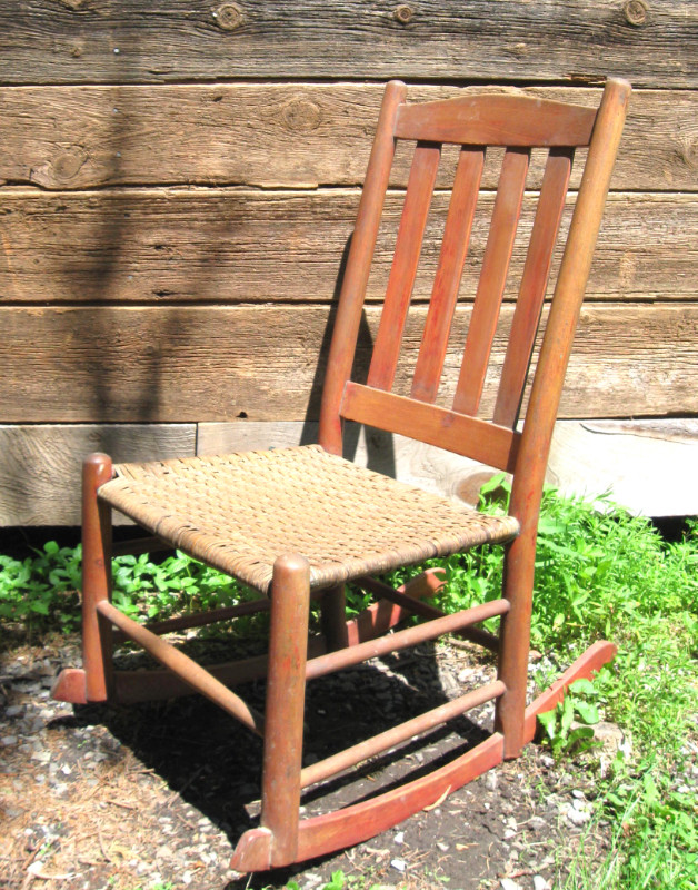 PETITE CHAISE BERCANTE ANTIQUE SMALL ROCKING CHAIR Art et objets de
