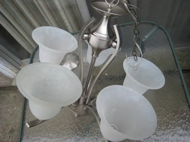 5-light chandelier in Indoor Lighting & Fans in City of Toronto - Image 2