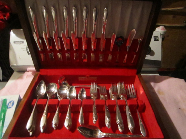 LADY HAMILTON silverware set, Service for 8 in Arts & Collectibles in Portage la Prairie - Image 2