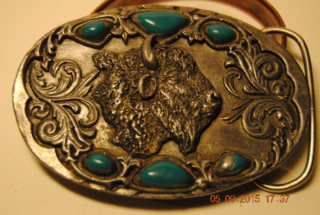ARROYO GRANDE BUCKLE COMPANY PEWTER EAGLE WITH GREEN STONES in Arts & Collectibles in Vancouver - Image 4