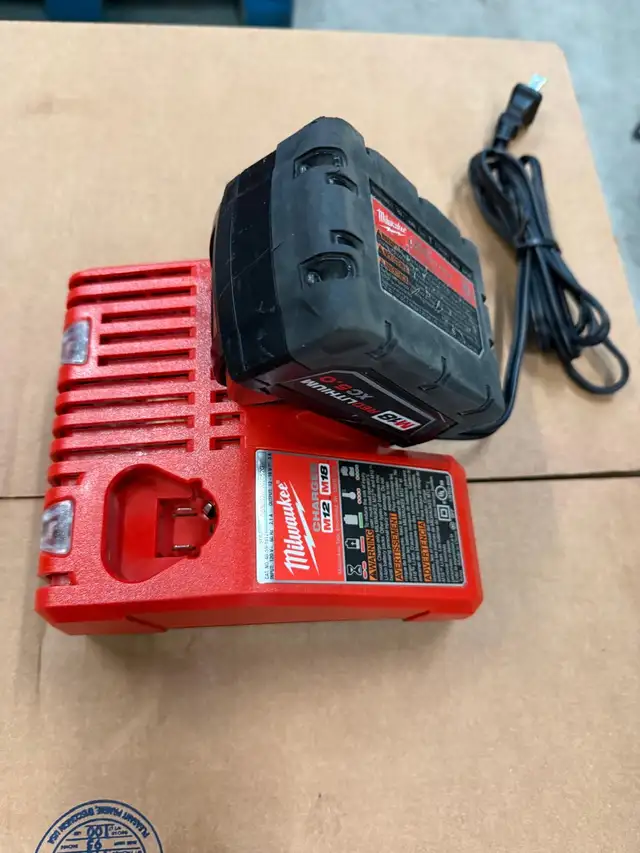 Milwaukee 18V M18 Charger with battery in Power Tools in Oakville / Halton Region - Image 3