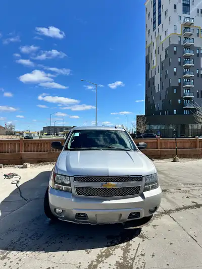 2013 Chevrolet Avalanche Crew Cab V8 (8-cylinder) Safetied valid till (may 2027) clean title fresh c...