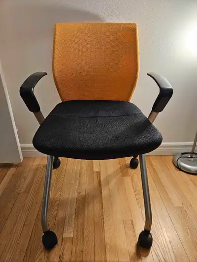 Je vend ma chaise de bureau Artopex. En bon état, aucune déchirure.