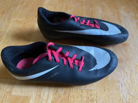 NIKE soccer shoes size 6  (38.5)