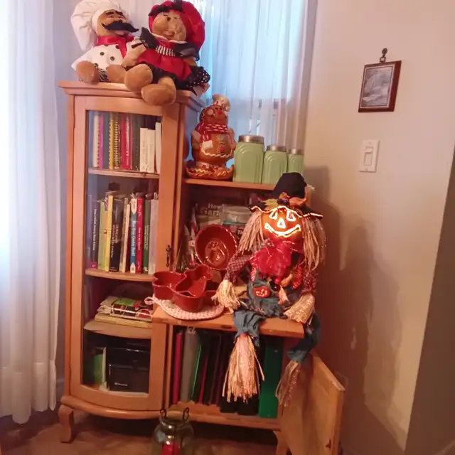 CLASSICAL DESK/ BOOKCASE/KNICKKNACKS SHELF..10 picsNew Price in Hutches & Display Cabinets in Windsor Region - Image 10