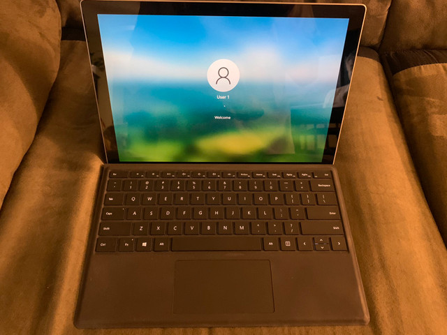 Microsoft Surface Pro 7 i5 1035G4 8gb 256gb - includes cover in iPads & Tablets in Ottawa