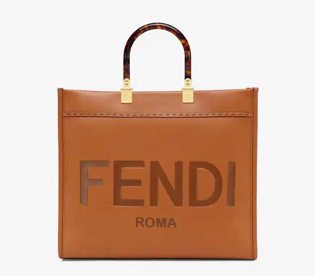 Fendi Handbag in Bags & Luggage in Mississauga / Peel Region - Image 2