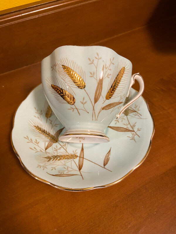 Vintage Queen Anne Tea Cup Saucer Fine Bone China England in Arts & Collectibles in Oshawa / Durham Region - Image 4