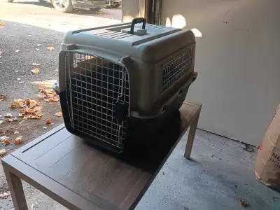Cage acheté neuve l'an dernier et eu utilisée, mon chiot a vite grandit. Cage de 27 po (longueur) en...