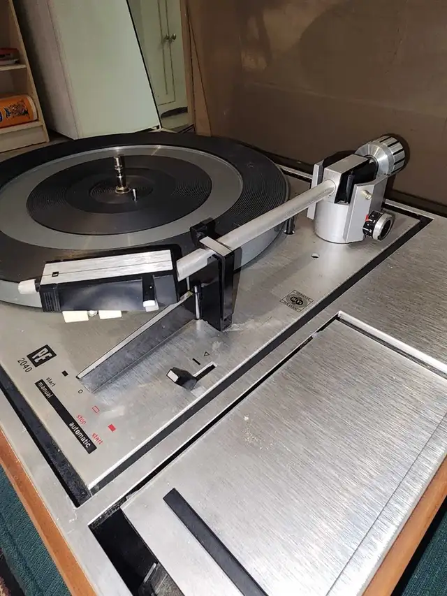 RF 2040 Turntable in Stereo Systems & Home Theatre in Edmonton - Image 4