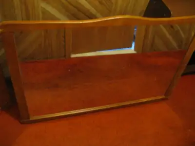 Ancien miroir de bureau de chambre. Dimensions: 44" x 28"., View more