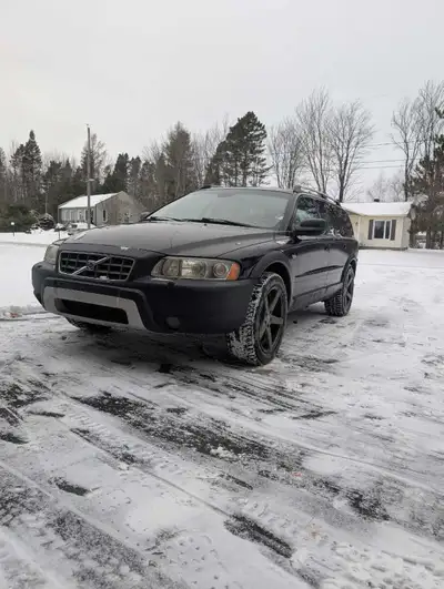 Volvo xc70 2006 solide 279000 km gros système de son Volvo hu-850 . Beaucoup d'argent investie pas b...