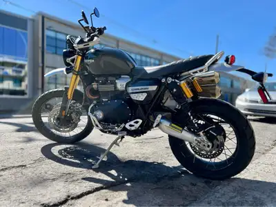 Triumph Scrambler 1200 XE en excellente condition avec seulement 4800 kms au compteur. Elle vient av...