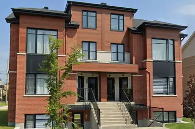 A louer Ste-Rose Laval, 4 1/2 dans un Triplex, Stationnement