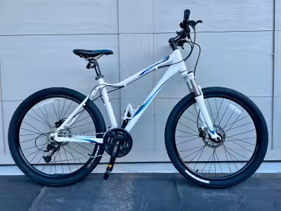 Hardly used, Excellent new condition. Giant's Revel 0 is the all-purpose hardtail you've been waitin...