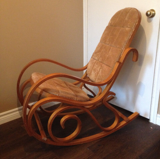 Wooden Rocking Chair in Chairs & Recliners in City of Toronto