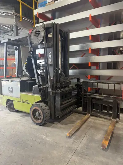 Chariot élévateur a Tourelle (Turret Forklift) Heures: 4090 Model : Clark EC500-80 Numéro de série :...