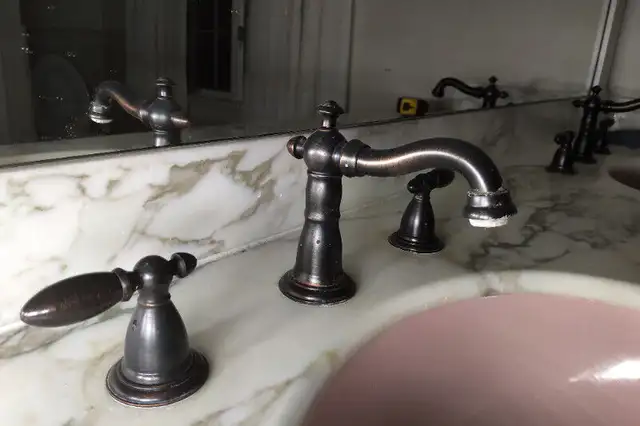 Bathroom Sink Faucet Set- Classic, Antique Bronze, Pair in Bathwares in Markham / York Region - Image 2