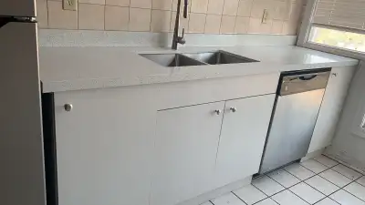 End unit townhouse in Barrie 5 minutes walking to Georgisn college Second floor big room shared by 2...