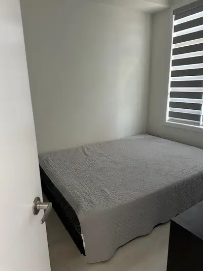 One bed room available for rent in Pickering . Three minutes to Pickering town centre .one minute wa...