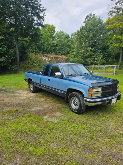 1991 chev 2500 pickup 6.2 diesel truck starts and runs and drives like new . Was bought new by my fa...