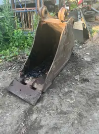 24” CAT excavator bucket