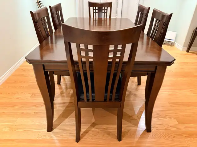 Beautiful Solid Wood Dining Table and Chairs in Dining Tables & Sets in Oshawa / Durham Region - Image 4