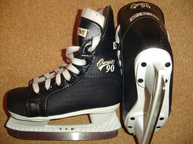 Ice Skates, Size 9 youth for shoe size 10-10.5 youth in Skates & Blades in City of Toronto - Image 7