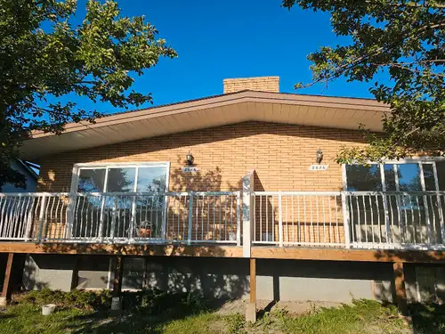Recently renovated 3 Bedroom 1 full bathroom main floor house in Killarney. This bright house offers...