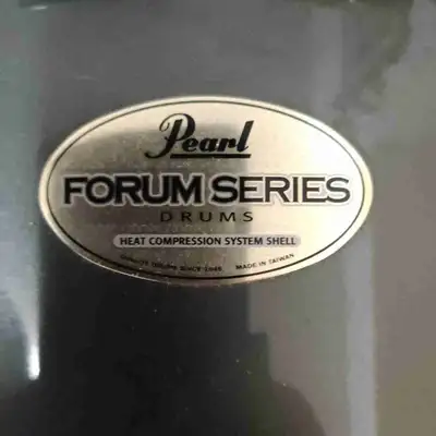 This used five-piece Pearl drum set is ready to rock! It includes an extra drum for added versatilit...